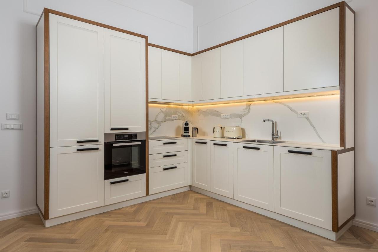 Plaza Apartment *